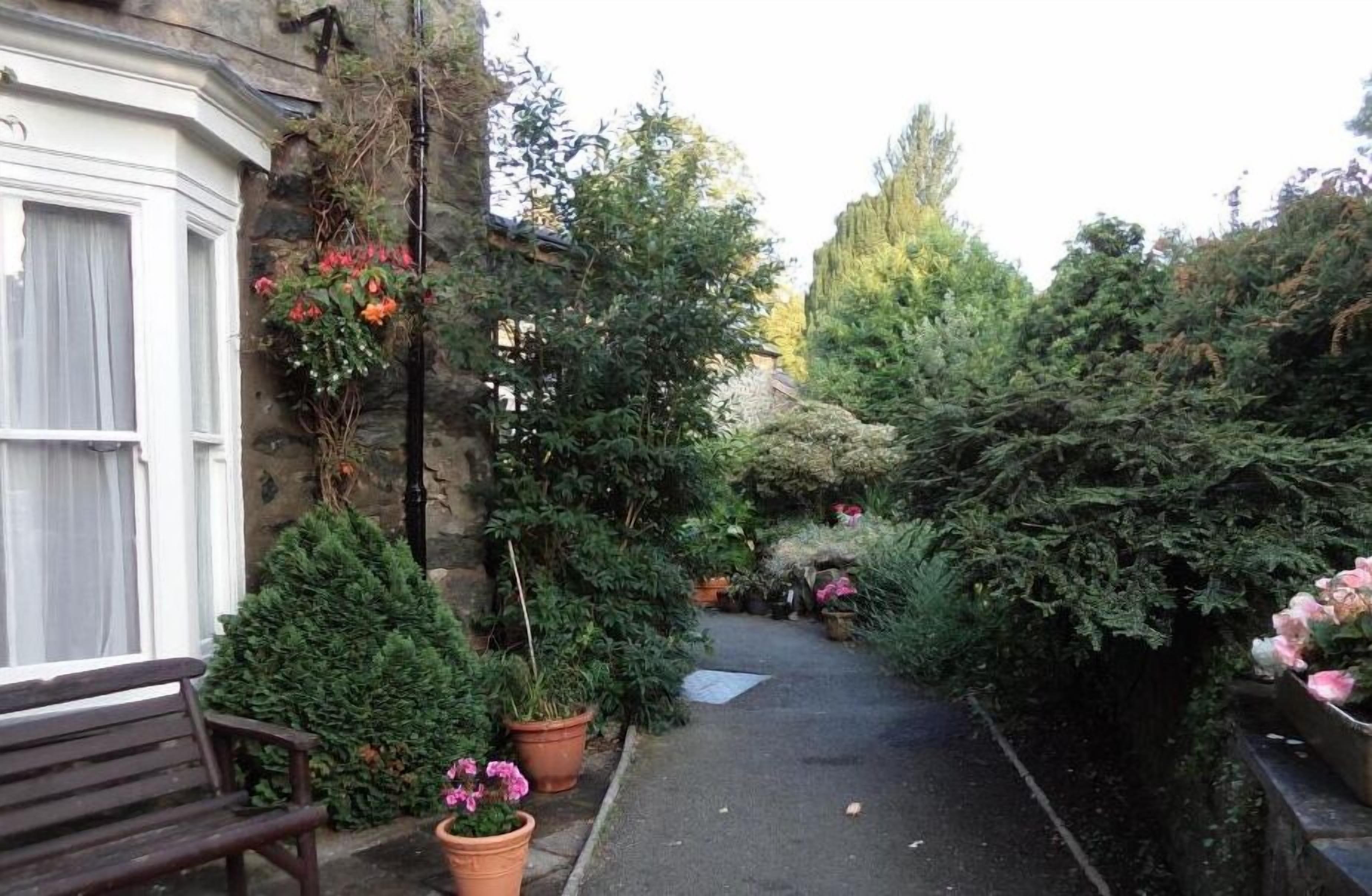4 Central Hotels Near Tal-y-Llyn Lake Worth Booking