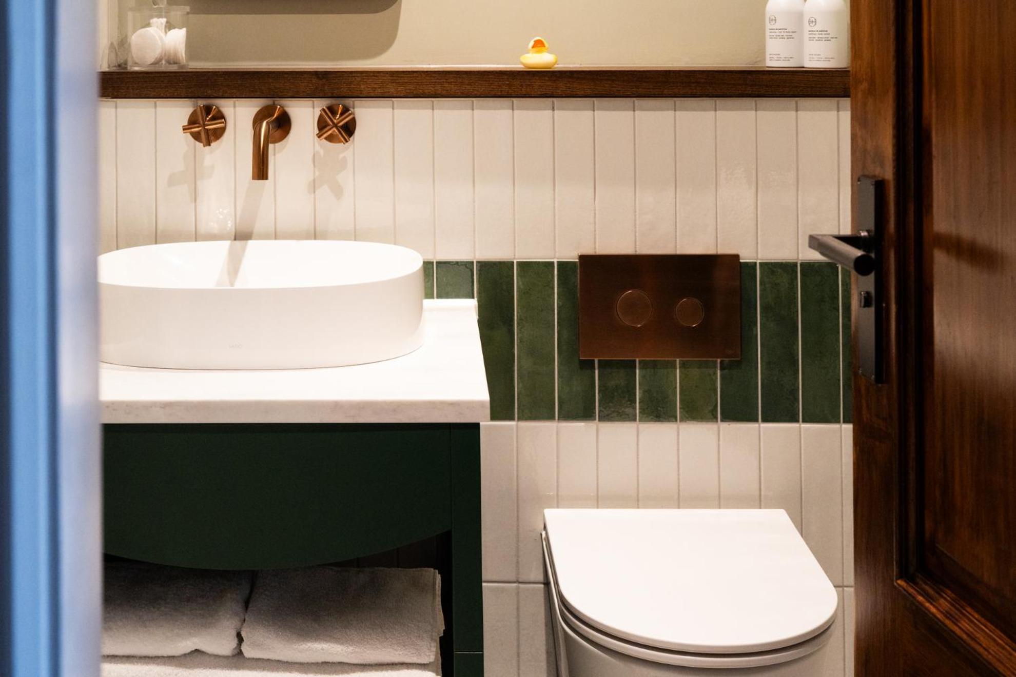 Where to Stay Near Holme Social Club: 6 Hotels for Couples