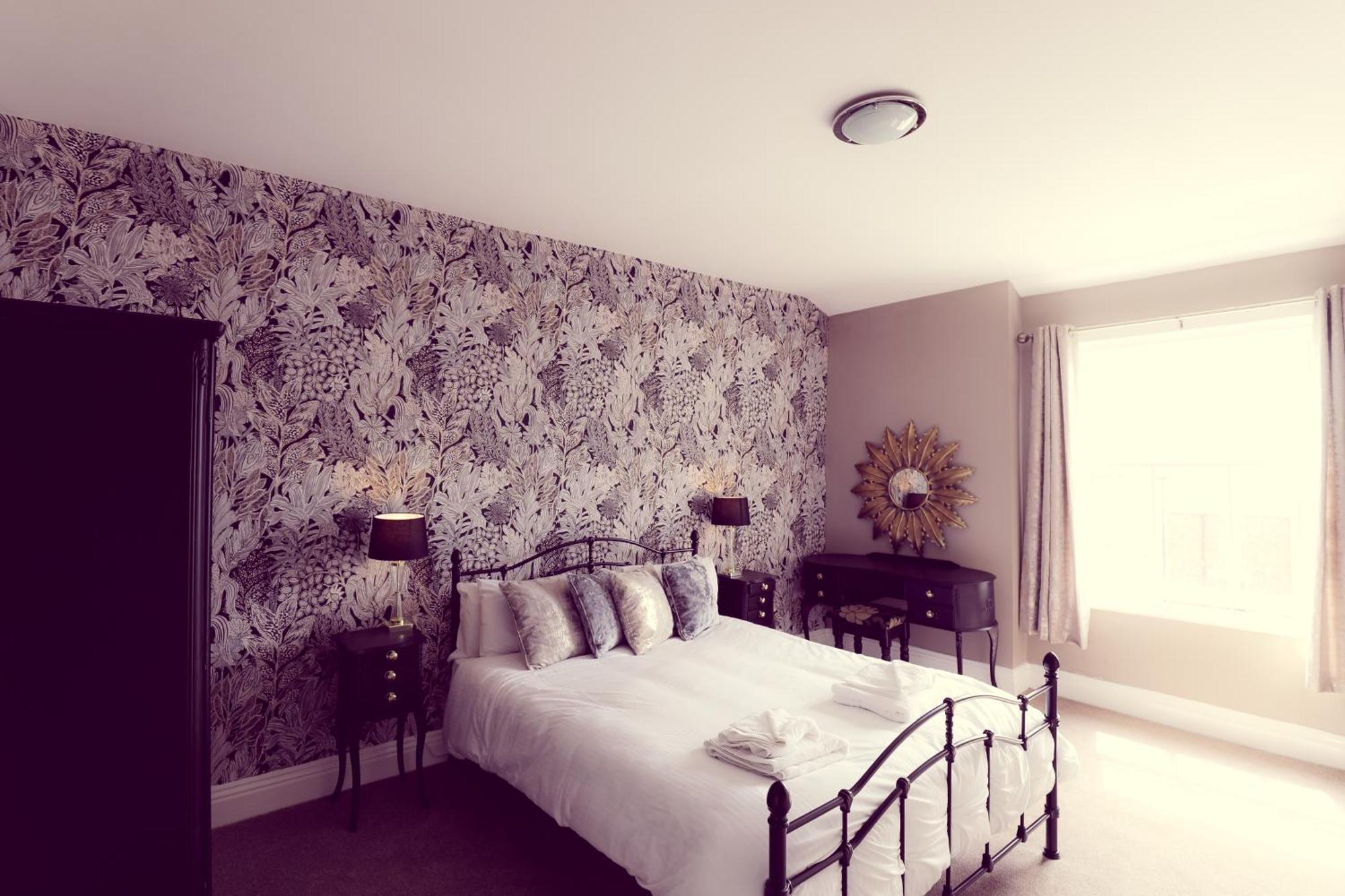 4 Couple Hotels Near South Lakes Wild Animal Park Worth Booking