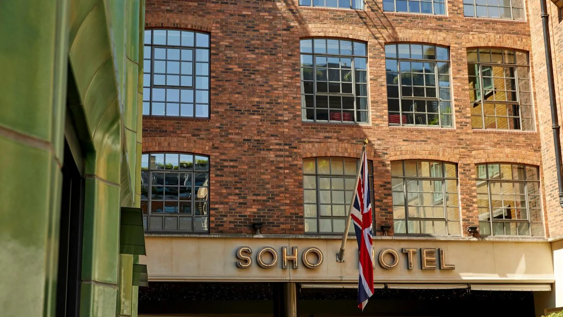 4 Romantic Hotels in Oxford Street Worth Booking as a Couple