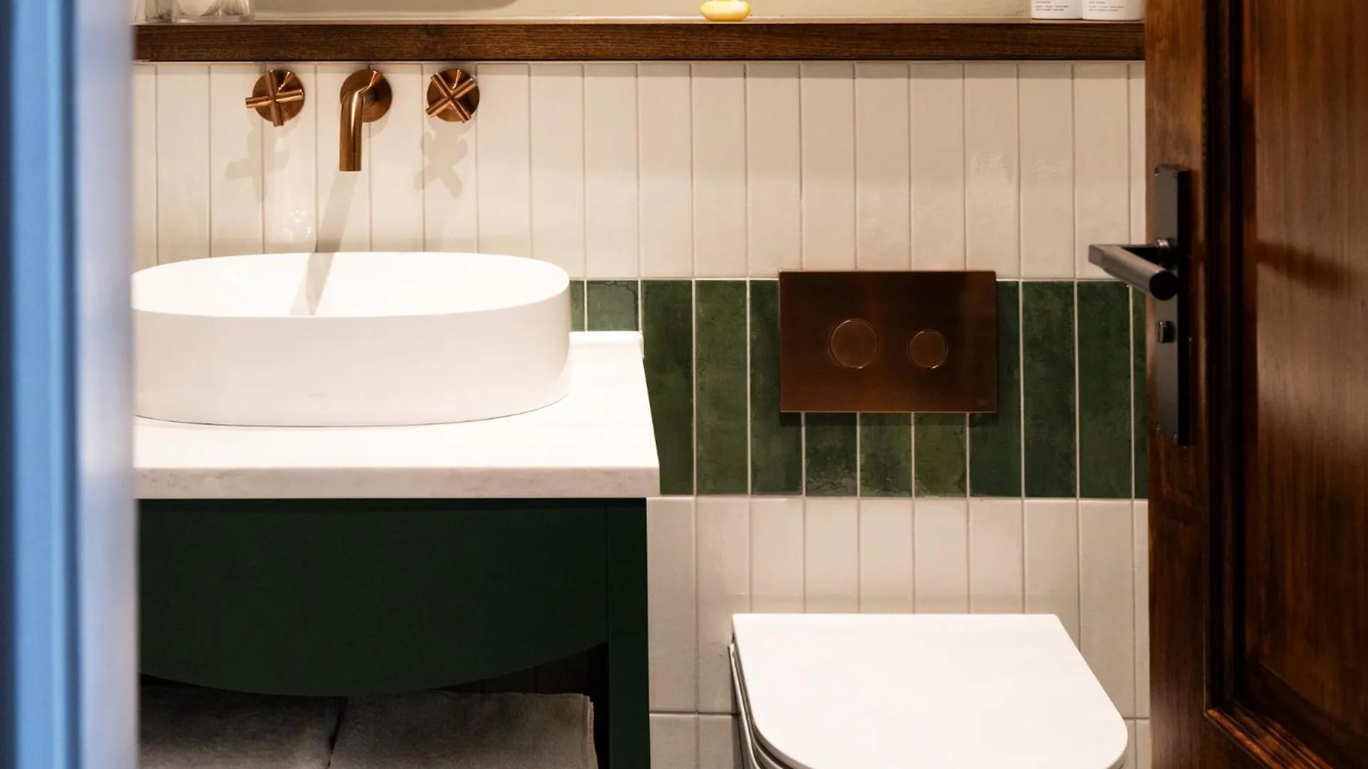 Where to Stay Near Holme Social Club: 6 Hotels for Couples