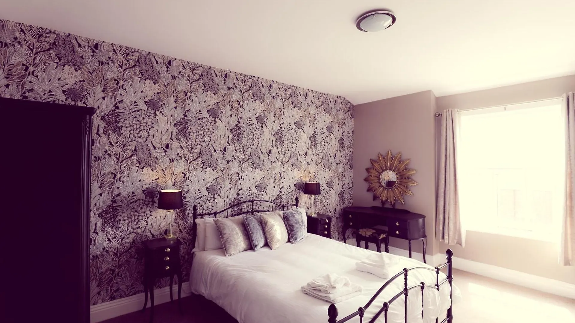 4 Couple Hotels Near South Lakes Wild Animal Park Worth Booking